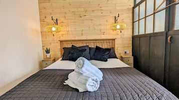 Comfort Studio, 1 Queen Bed, Hill View, Ground Floor | Free WiFi, bed sheets