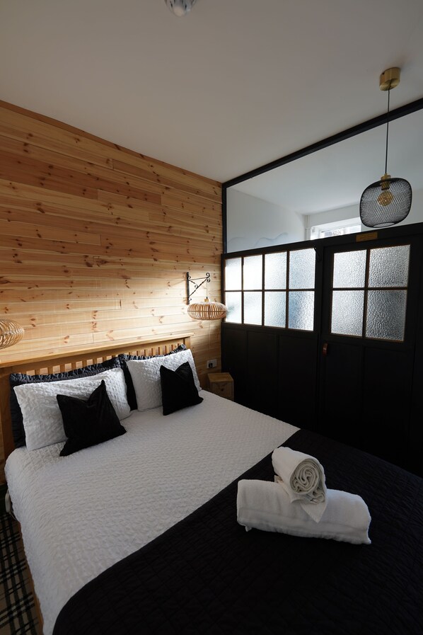 Comfort Studio, 1 Queen Bed, Hill View, Ground Floor | Free WiFi, bed sheets