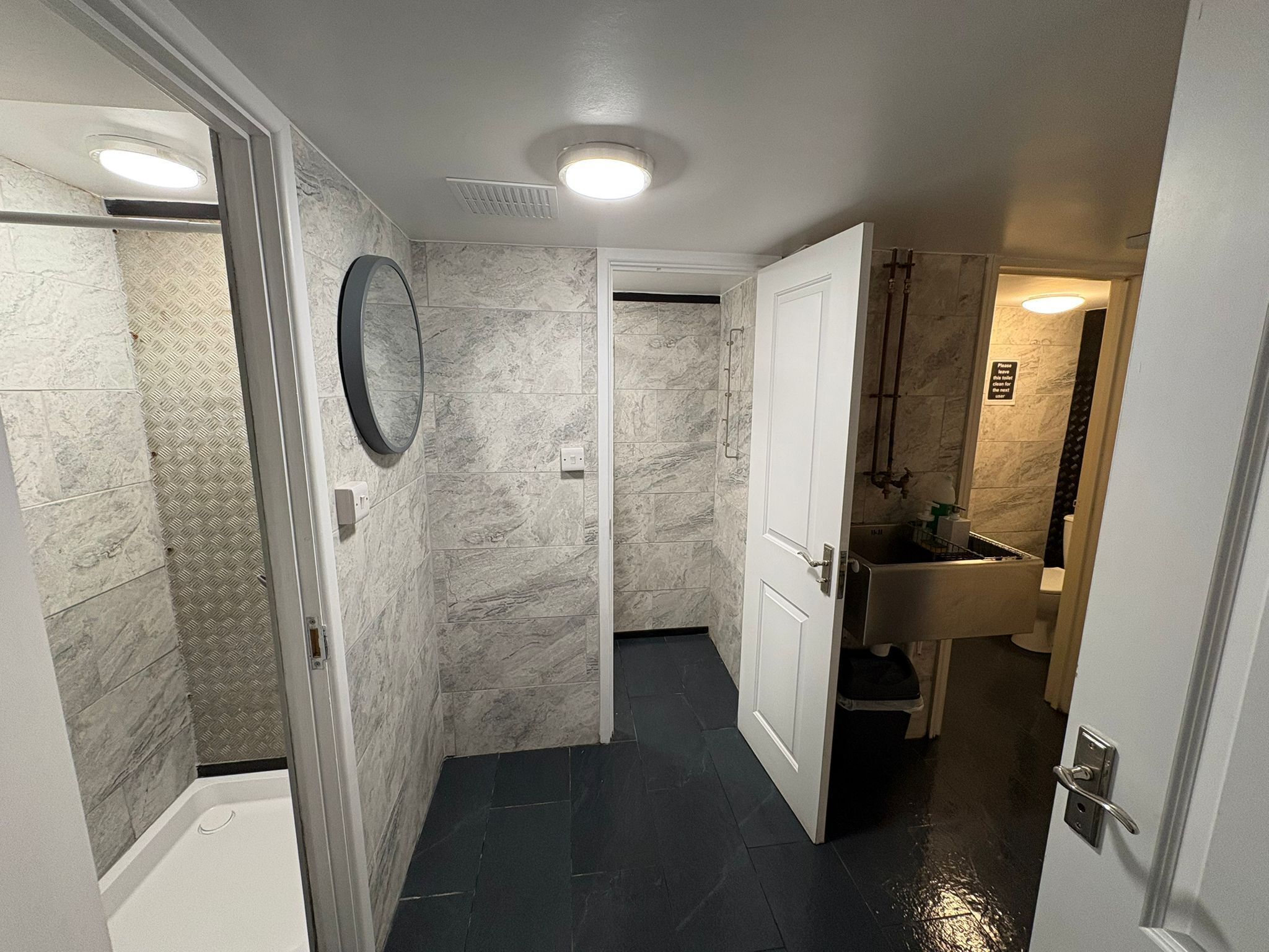 Un baño con ducha, lavamanos e inodoro.