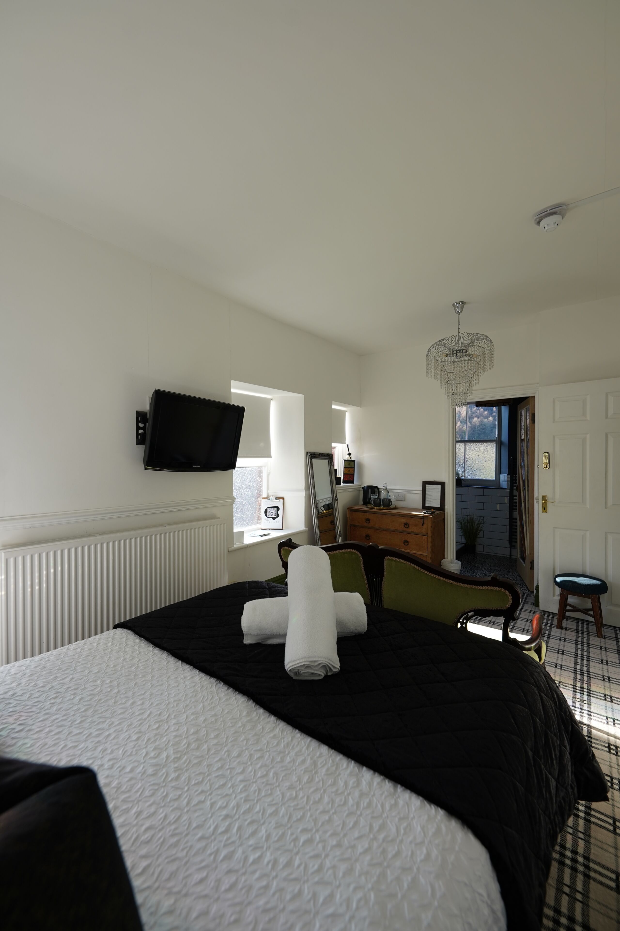 Makuuhuoneessa on sänky, televisio, lipasto, peili ja ikkunasta avautuva näkymä ulos.