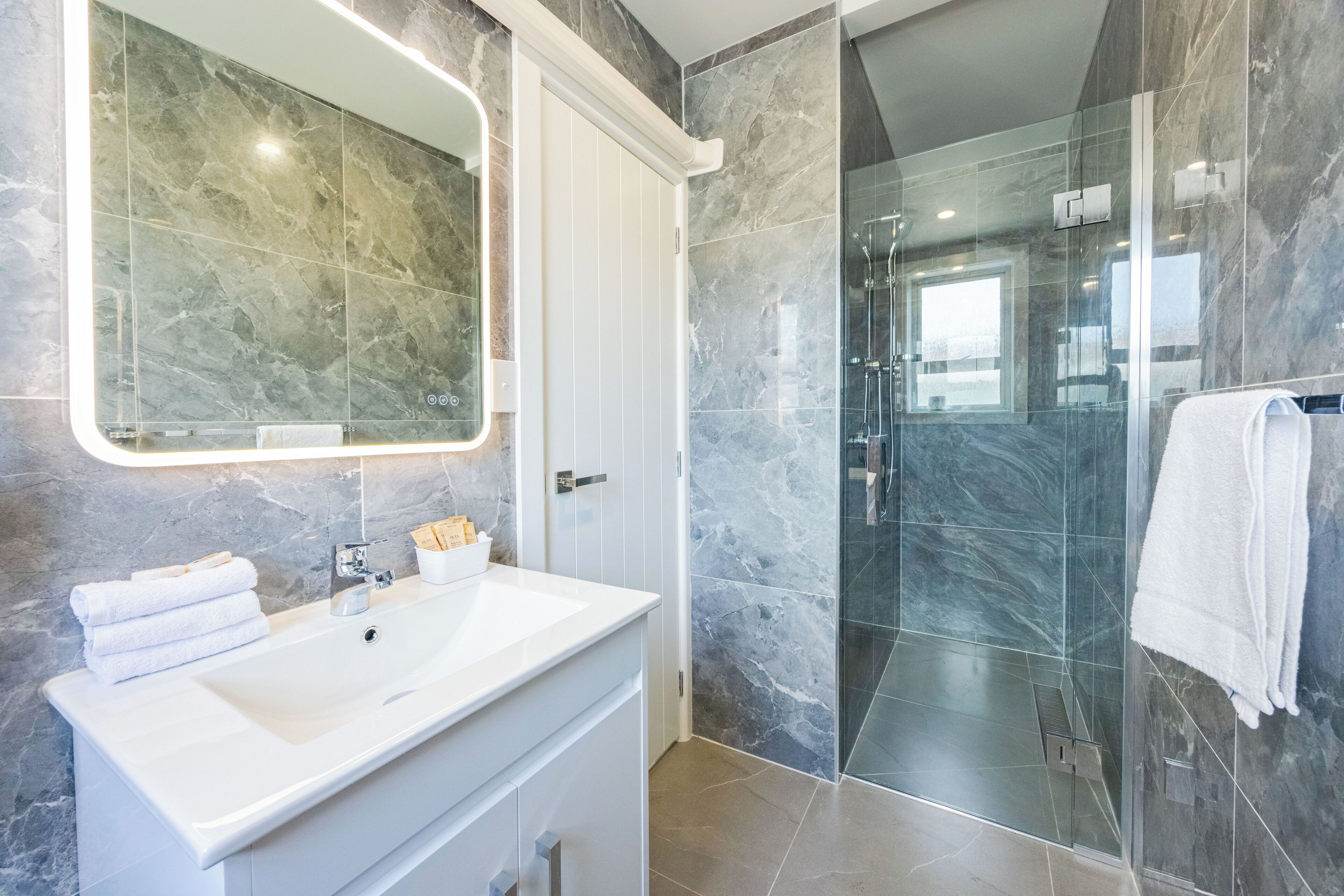 Deluxe Triple Room | Bathroom