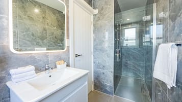 Deluxe Triple Room | Bathroom