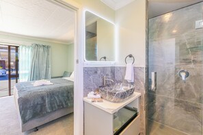 Standard Double Room | Bathroom | Free toiletries, hair dryer, towels, soap