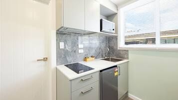 Deluxe Triple Room | Private kitchen | Microwave, toaster