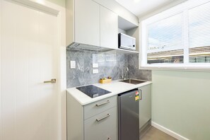 Deluxe Triple Room | Private kitchen