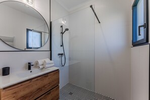 Een douche, een haardroger, handdoeken
