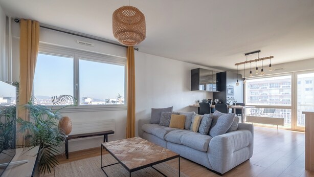 A modern living room with a sofa, coffee table, and large windows. - Appartement Mi-Luna - Welkeys (Tassin-la-Demi-Lune)