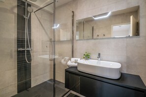 Dusche, kostenlose Toilettenartikel, Haartrockner, Handtücher
