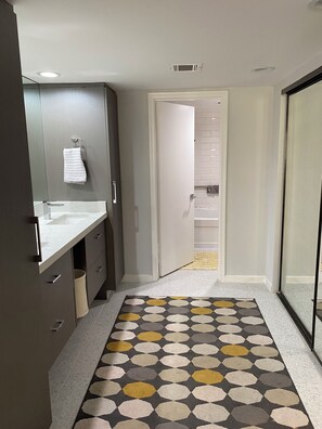 Dusj, hårføner, håndklær og såpe