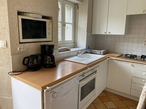 Fridge, microwave, oven, dishwasher - Pretty semi-detached stone house for 6 people (ST CAST LE GUILDO)