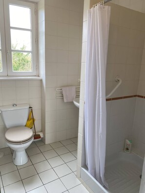 Bathroom - Spacious, comfortable vacation homes for 17 people. (ST CAST LE GUILDO)