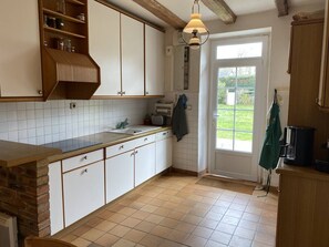 Een koelkast, een microgolfoven, een oven, een vaatwasser