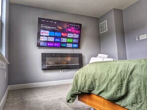 3 bedrooms, iron/ironing board, WiFi, bed sheets - Luxury Home Near Washington DC & FedEx Field! (Largo)