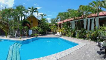 Piscine extérieure, parasols de plage, chaises longues