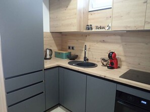 Geladeira, micro-ondas, fogão, cooktop