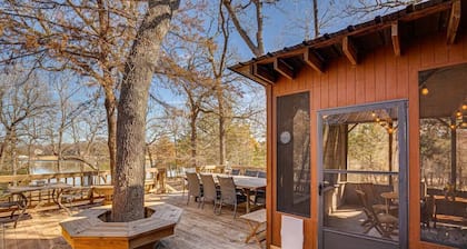 Charming 4-bedroom cabin with WiFi, AC in tranquil Streetman