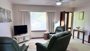 TV - Haywood Retreat, Bright (Bright)
