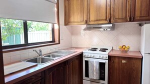 Fridge, microwave, oven, toaster - Haywood Retreat, Bright (Bright)