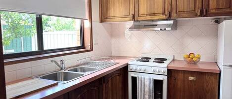 Kylskåp, mikrovågsugn, ugn och brödrost