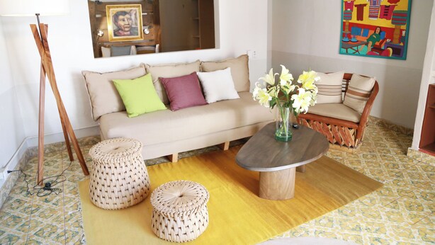 A living room with a sofa, two ottomans, a coffee table, and a painting on the wall. - Cazules #2 (Puerto Vallarta)