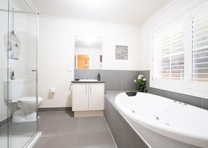 Haartrockner, Shampoo, Toilettenpapier