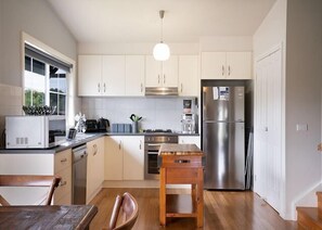 Frigorifero, microonde, forno, piano cottura