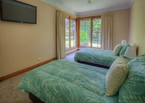 4 bedrooms, iron/ironing board, WiFi, bed sheets