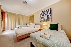 4 عدّة غرف نوم ومكواة/لوح كي وواي فاي وملاءات أسرّة