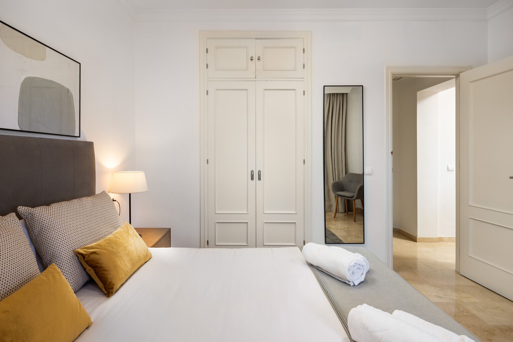 2 chambres, coffres-forts dans les chambres, fer et planche à repasser