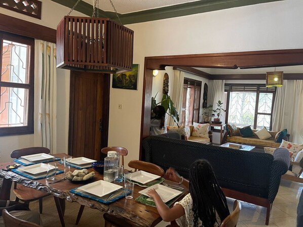 Books - Room-guest Room 2 - A Home Away From hom (Kampala)