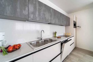 Fridge, microwave, stovetop, dishwasher