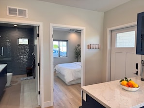 1 slaapkamer, een strijkplank/strijkijzer, wifi, beddengoed