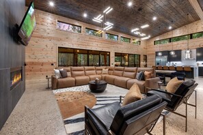 Smart TV, chimenea, oficina