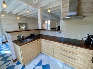 Fridge, oven, dishwasher, cookware/dishes/utensils