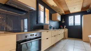 Wasserkocher mit Kaffee-/Teezubehör, Kühlschrank, Mikrowelle, Ofen