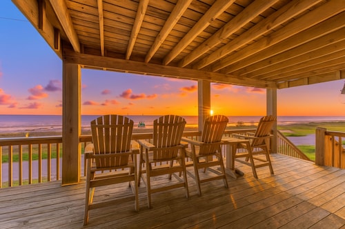 Beachfront | Views, Arcade, Bar & Grill Area