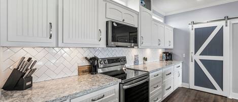 Refrigerador, microondas, horno, placa de cocina