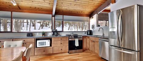 Frigorífico, microondas, horno y placa de cocina