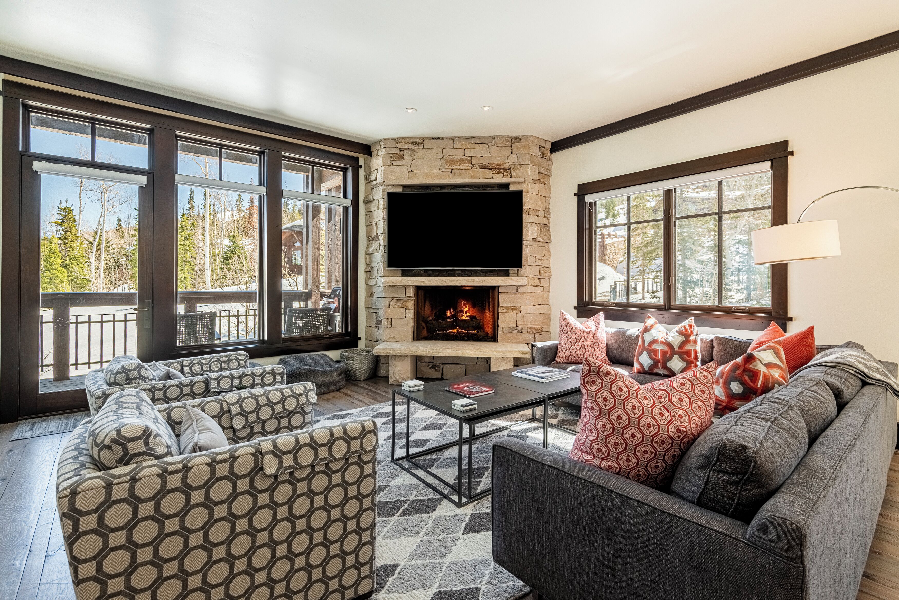 Smart TV, fireplace