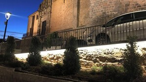 A stone building with a balcony and a car parked in front. - Casasona, Alcaudete,jaen,housesleeps4- Pool-patio (Alcaudete)
