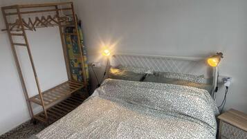 Casa | 2 dormitorios, tabla de planchar con plancha, ropa de cama