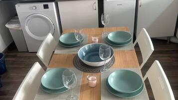 Casa | Cocina privada | Frigorífico, microondas, horno y placa de cocina