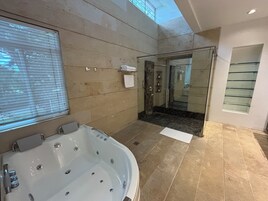 Junior Suite | Bathroom | Hair dryer, towels, soap, shampoo