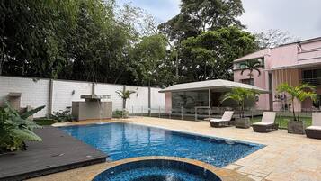 Una piscina al aire libre