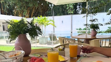 Daily continental breakfast (COP 35000 per person)