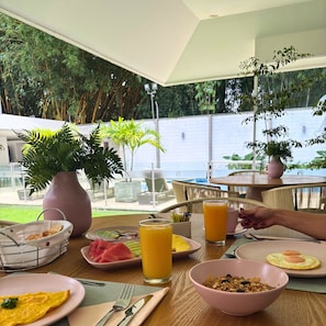 Daily continental breakfast (COP 35000 per person)