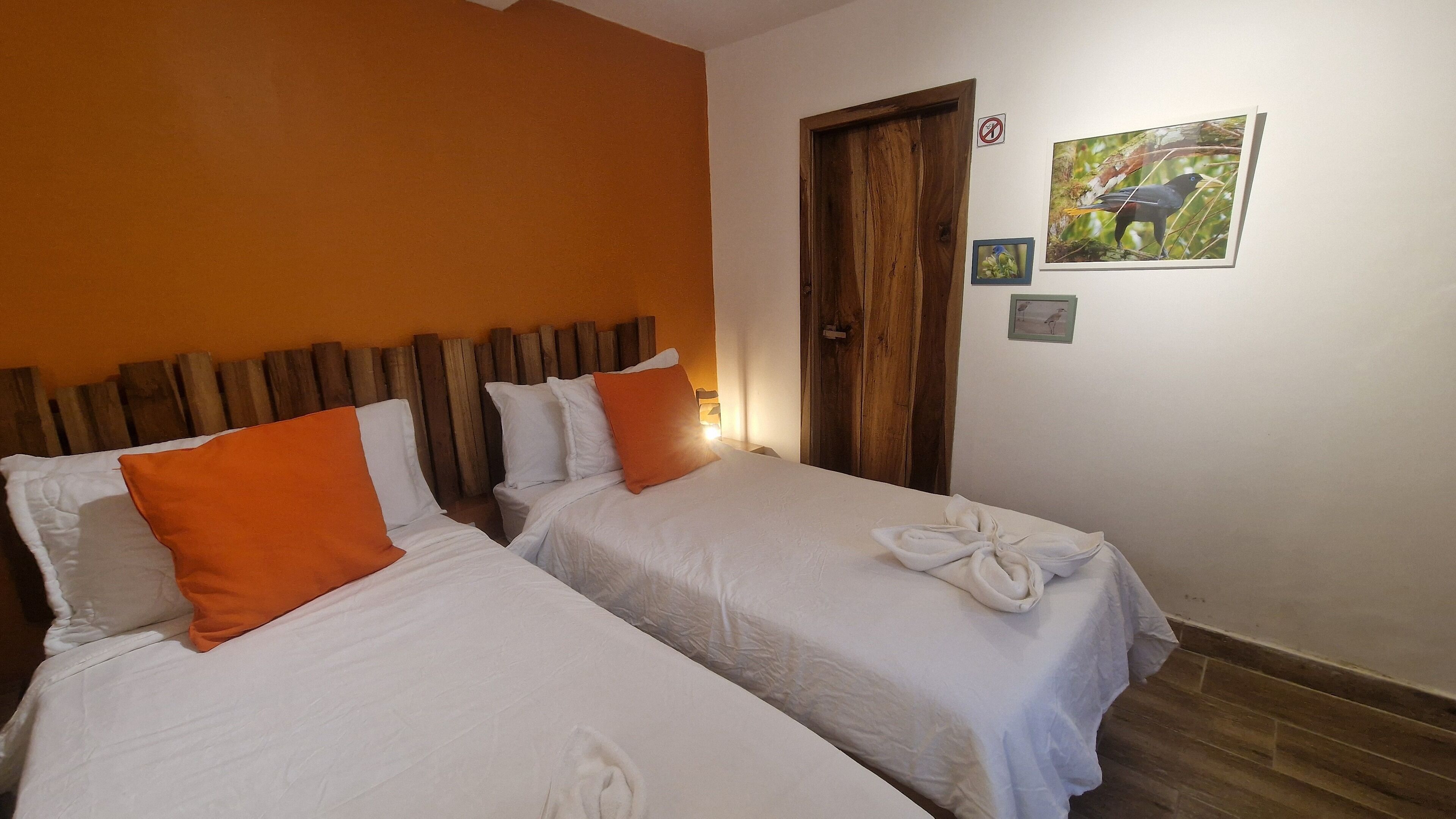 Dobbelt- eller tomannsrom – comfort, byutsikt | Sengetøy av topp kvalitet, reiseseng for barn og wi-fi (inkludert)