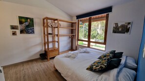 Comfort vierpersoonskamer, Meerdere bedden, uitzicht op de stad | Luxe beddengoed, reisbedje, gratis wifi, beddengoed