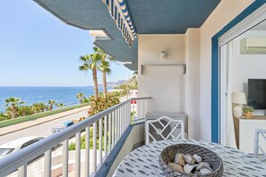 Outdoor dining - Apartment 'Brisa Marina' with Sea View, Shared Pool and Wi-Fi (Almuñécar)