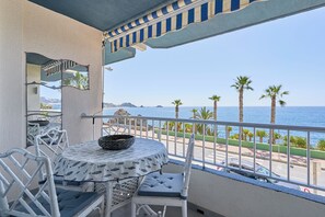 Outdoor dining - Apartment 'Brisa Marina' with Sea View, Shared Pool and Wi-Fi (Almuñécar)